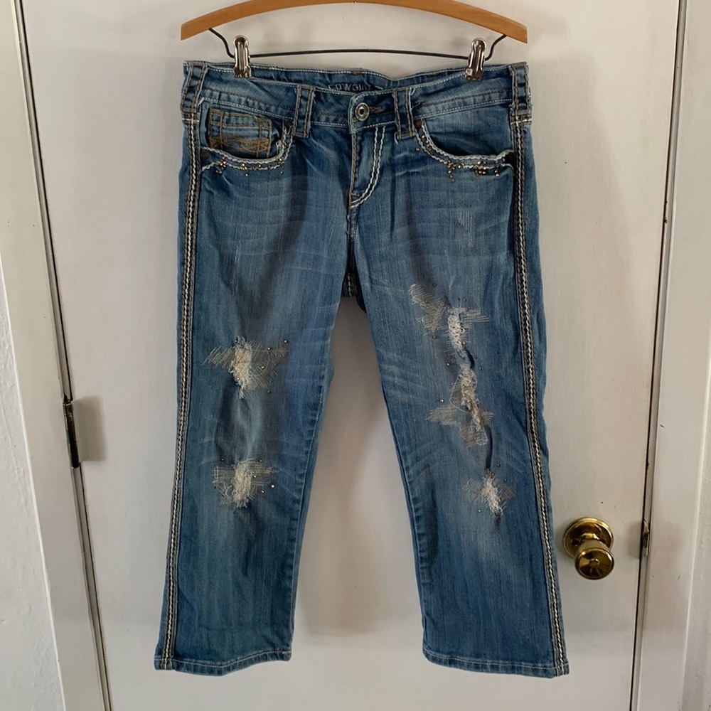 Cowgirl Tuff distressed denim capris with studs and barb wire embroidery Size 28